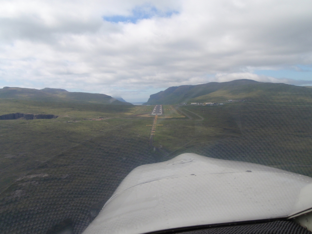 Approach to runway 31 at Vagar